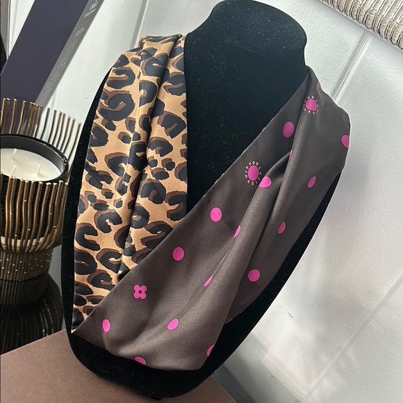 Louis Vuitton Limited Edition Leopard & Polka Dot Silk infinity Scarf with Box - Picture 2 of 5